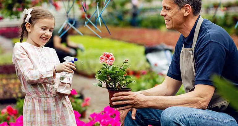 immagine generica bambino e adutlo con fiori