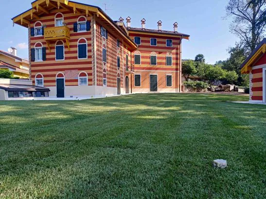 edificio con tappeto erboso verona