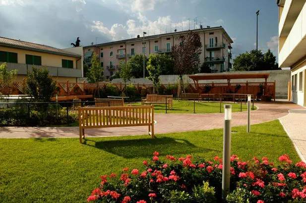 edificio con giardino a verona